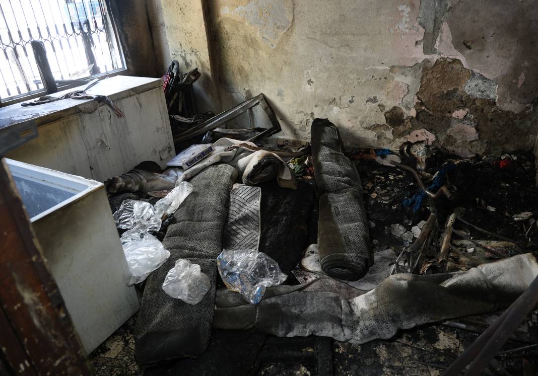 Uykudayken dehşeti yaşadılar! Üç çocuklu ailenin evi molotofla kundaklandı 3